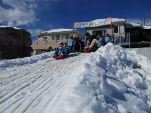 雪遊びの様子